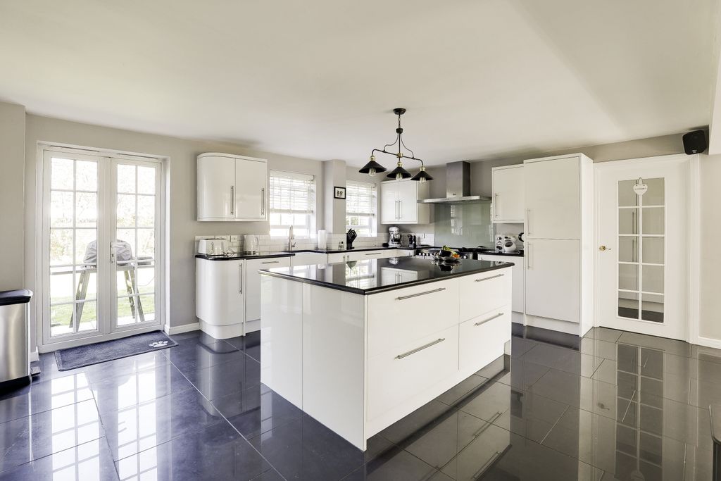 Property photo 3 of 43 Brookfields Final