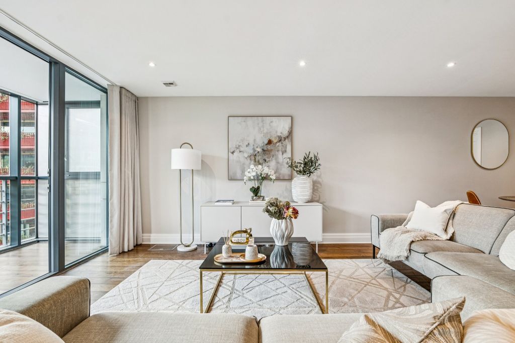 Property photo 3 of 39 Sitting Room