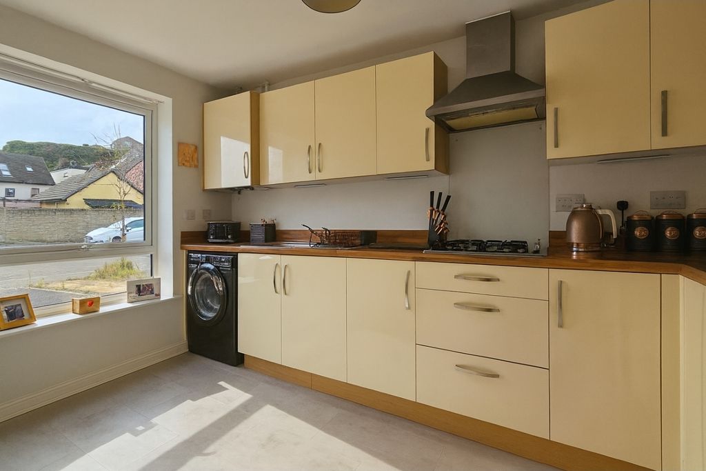 Property photo 2 of 17 Kitchen