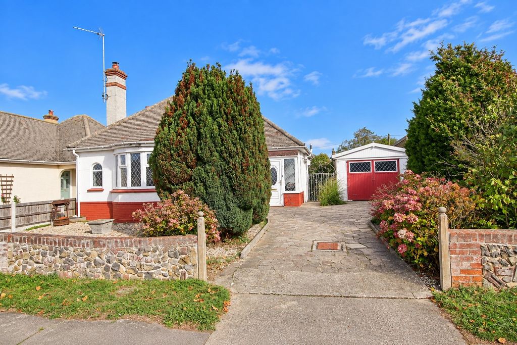 Property photo 1 of 16 Mountview Road, Clacton On Sea
