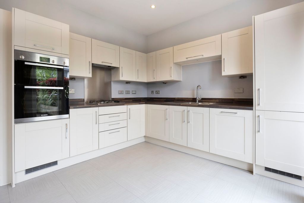 Property photo 2 of 20 Gloucester Place-07