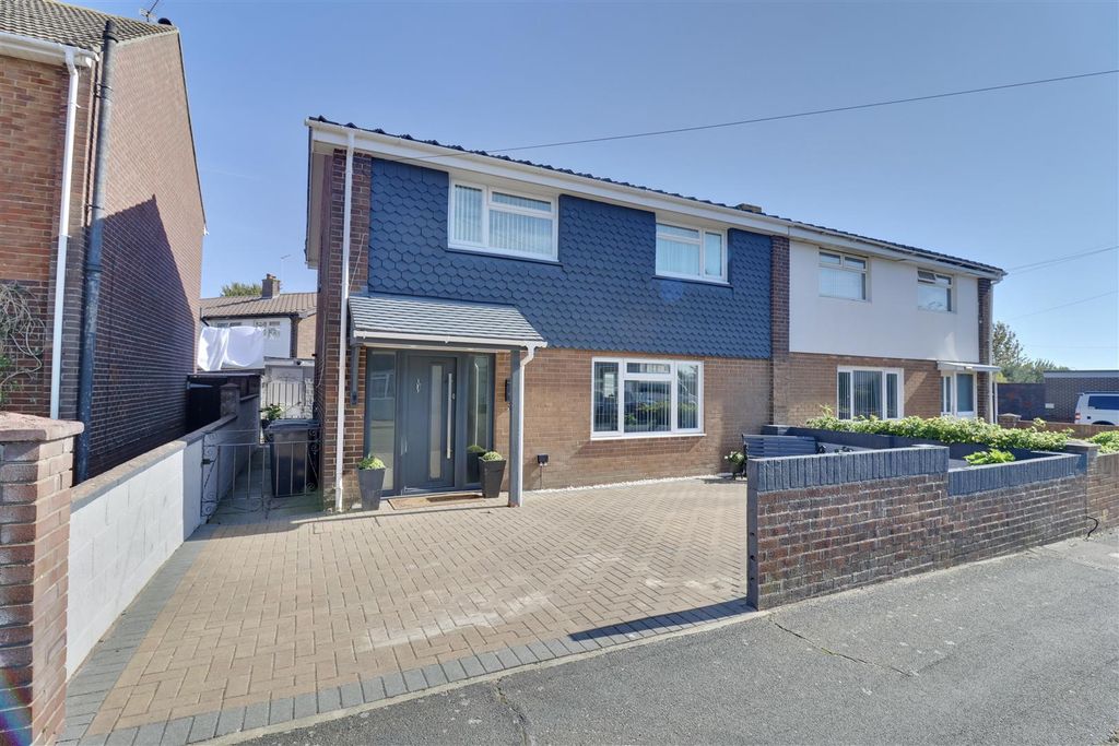 Property photo 2 of 27 10349A53-6919-4B00-86A2-B2548114F687_1_201_A.Jpeg