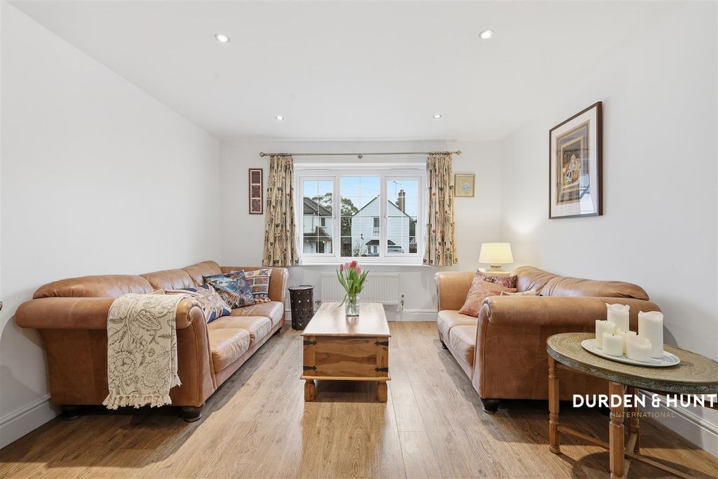 Property photo 2 of 23 Woodland Road