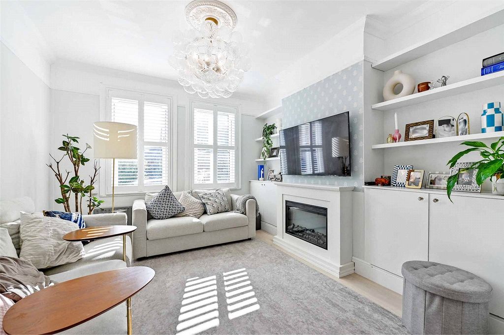 Property photo 2 of 18 Sitting Room