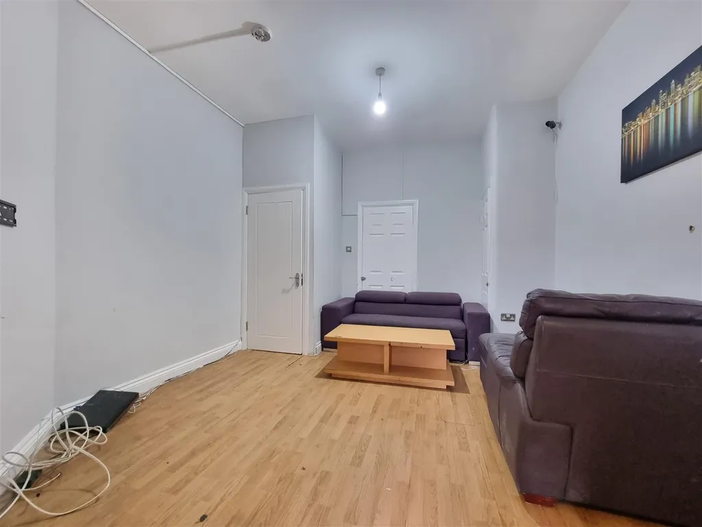 Apartment in Barking, Thames View - More