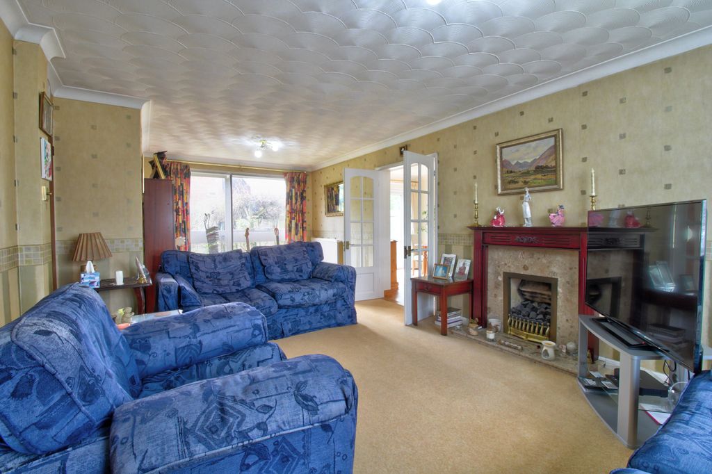 Property photo 3 of 17 Lounge