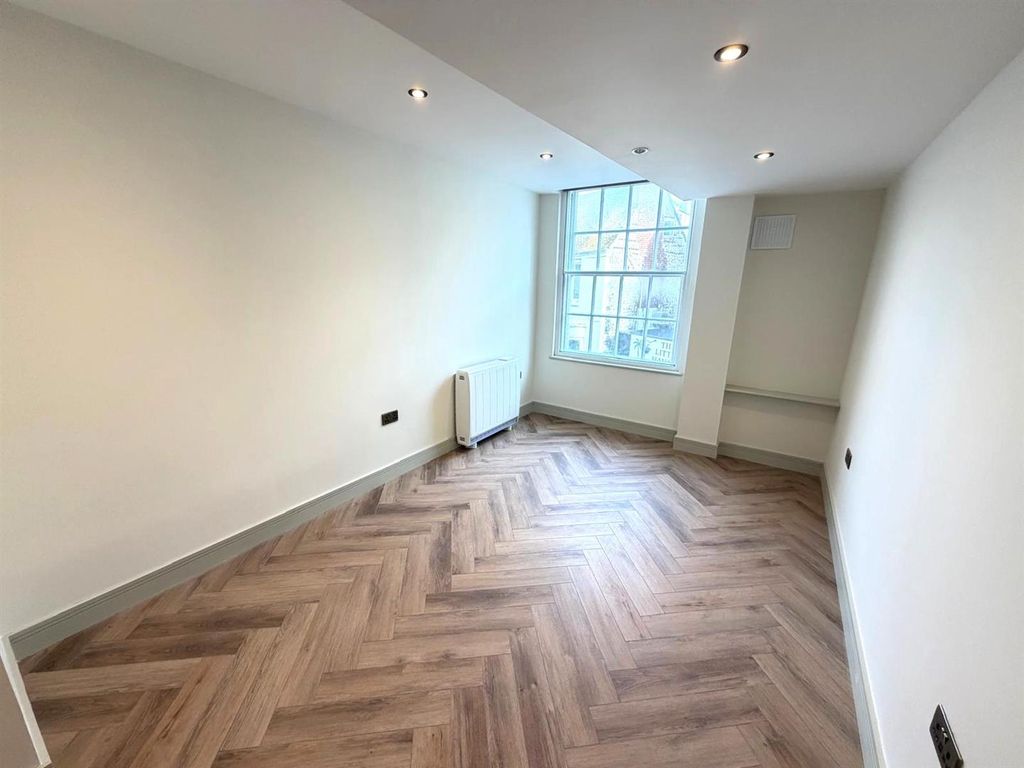 Property photo 3 of 5 Bedroom.Jpg