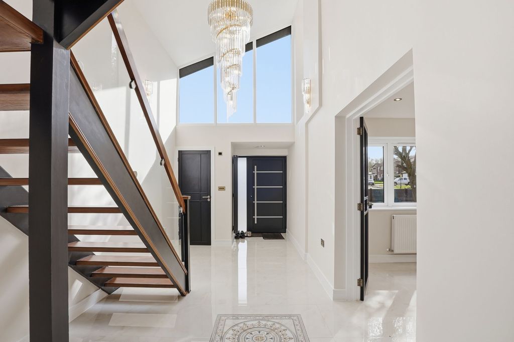 Property photo 3 of 42 Entrance Hall