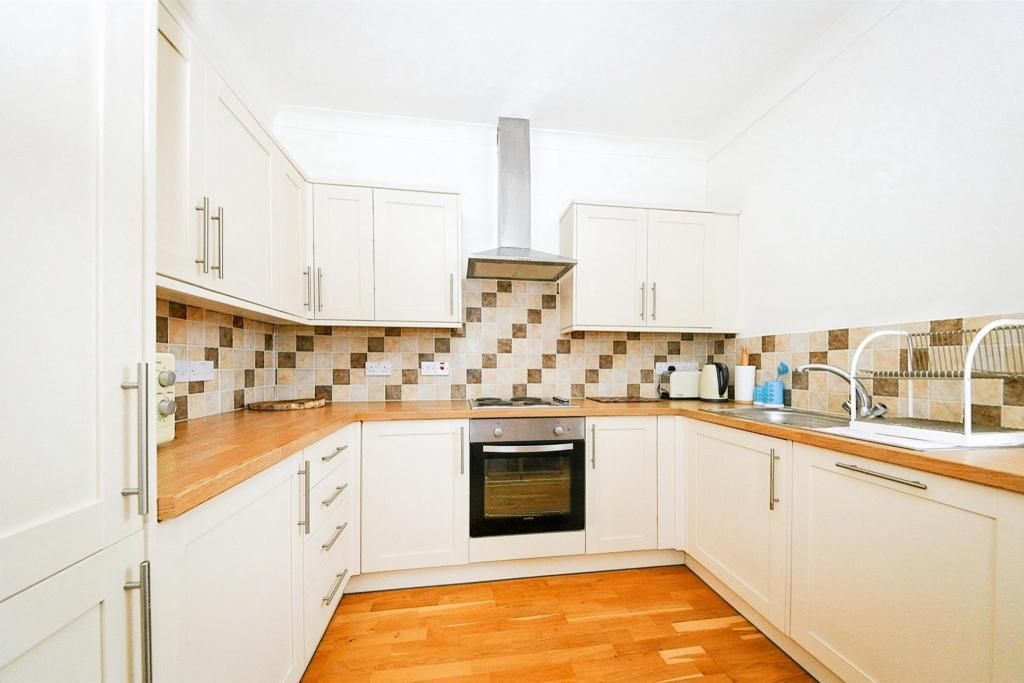 Property photo 3 of 10 Kitchen