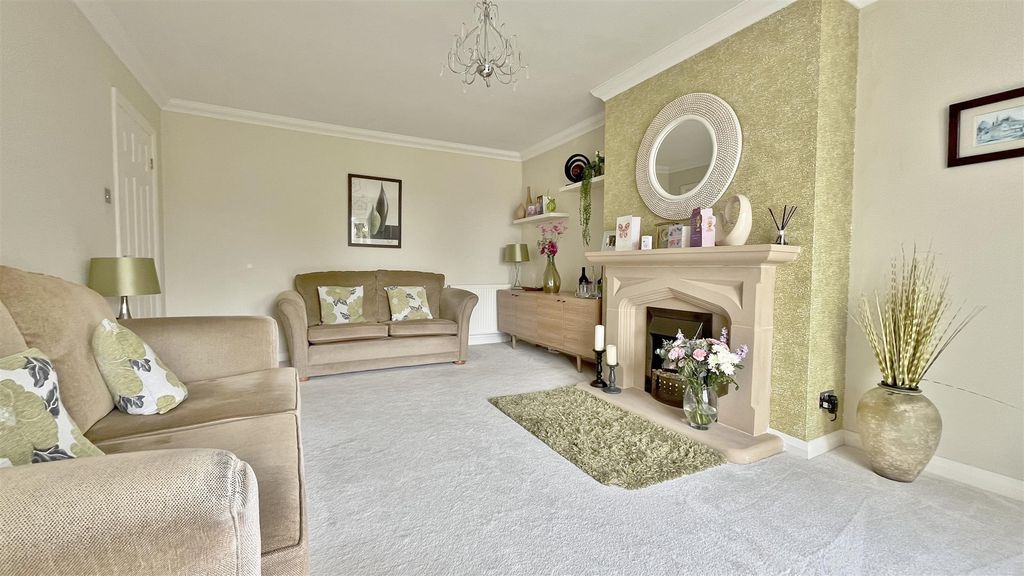 Property photo 3 of 34 Lounge