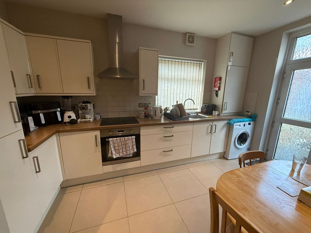 Property photo 2 of 7 Kitchen / Dining Area