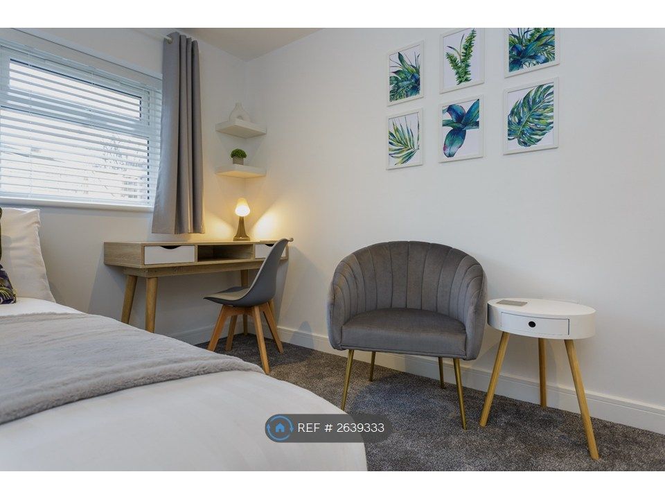 Property photo 1 of 11 Bright Spacious Room With A Desk To Work