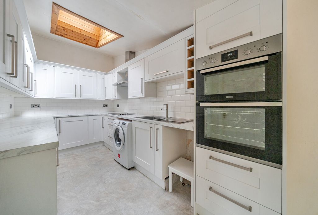 Property photo 3 of 16 1328137-16-688200...