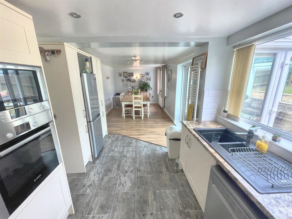 Property photo 3 of 30 Kitchen/Diner