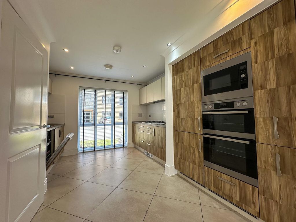 Property photo 3 of 14 Kitchen