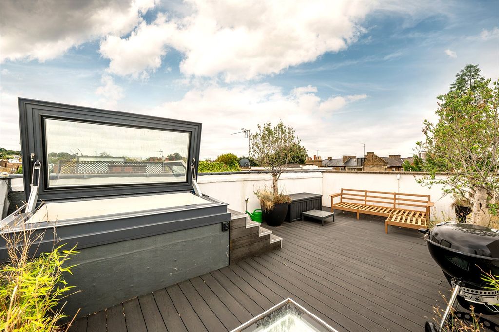 Property photo 2 of 20 Roof Terrace