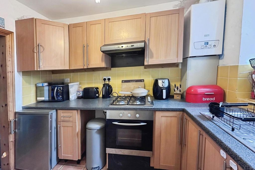 Property photo 3 of 12 Kitchen