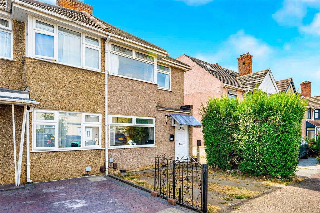 Property photo 1 of 20 Oval Road South