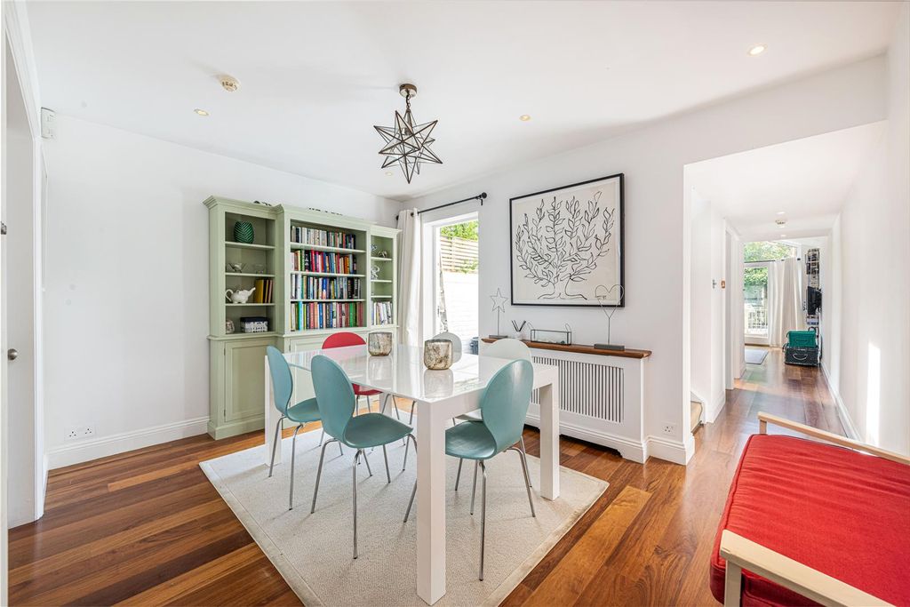 Property photo 3 of 13 11 Cross St Din 2.Jpg