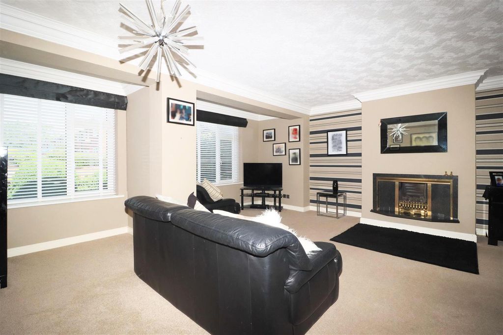 Property photo 2 of 10 Living Room