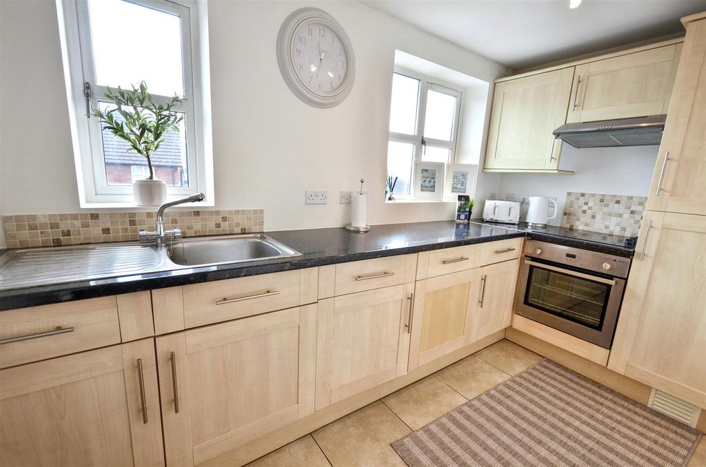 Property photo 3 of 11 Kitchen