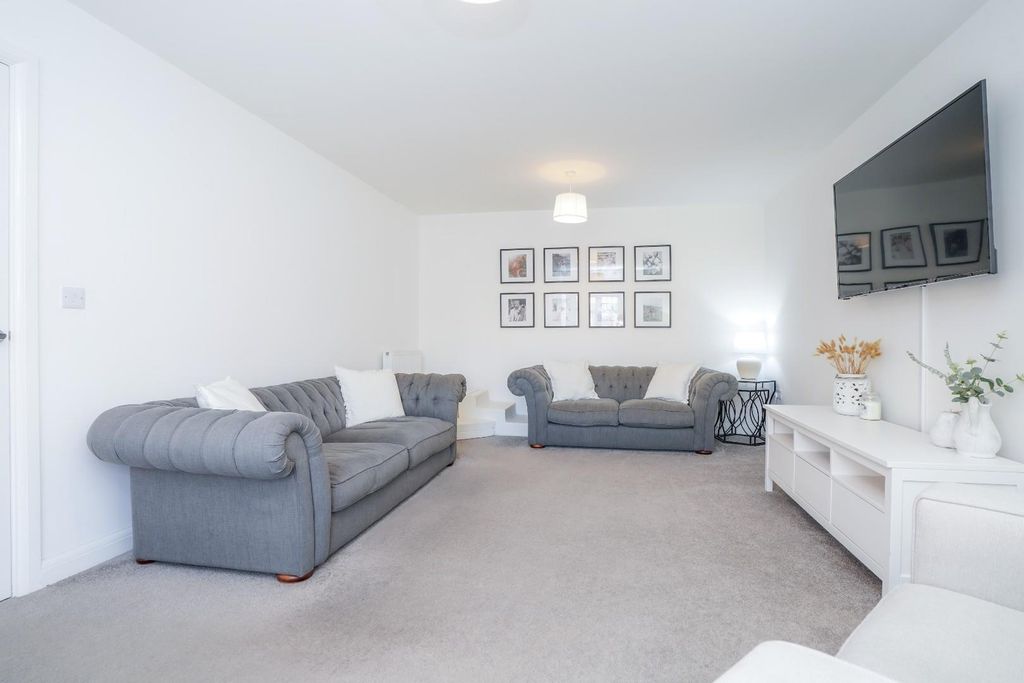 Property photo 3 of 27 9 Waddington Drive, Snaith, Dn14 9Fa_Dsc00893.Jpg