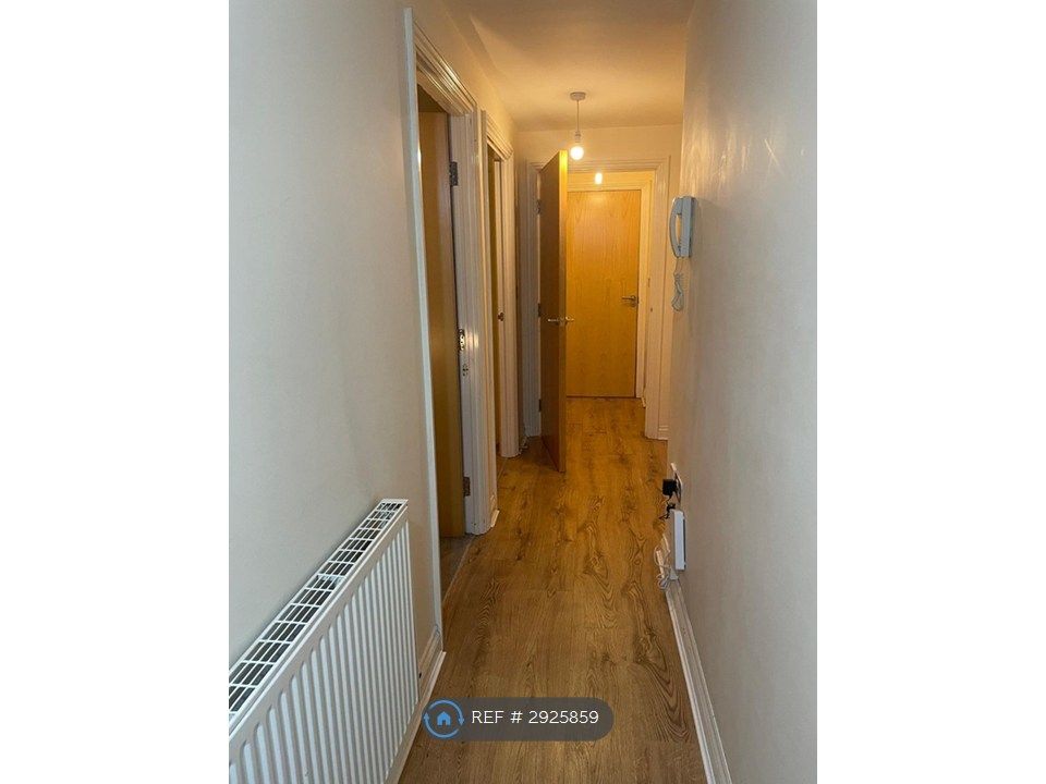 Property photo 2 of 11 Hallway
