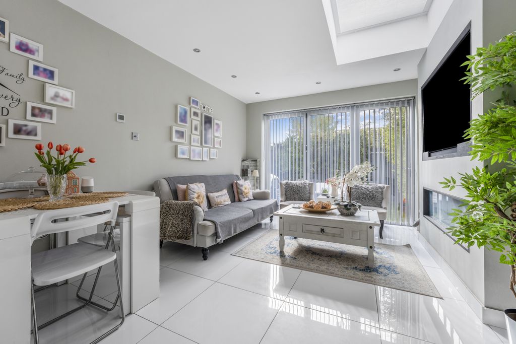 Property photo 3 of 18 Reception/Family Rm