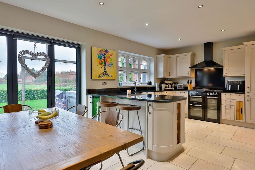 Property photo 2 of 31