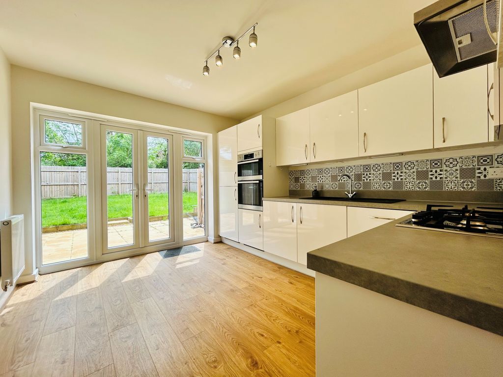 Property photo 3 of 11 Kitchen