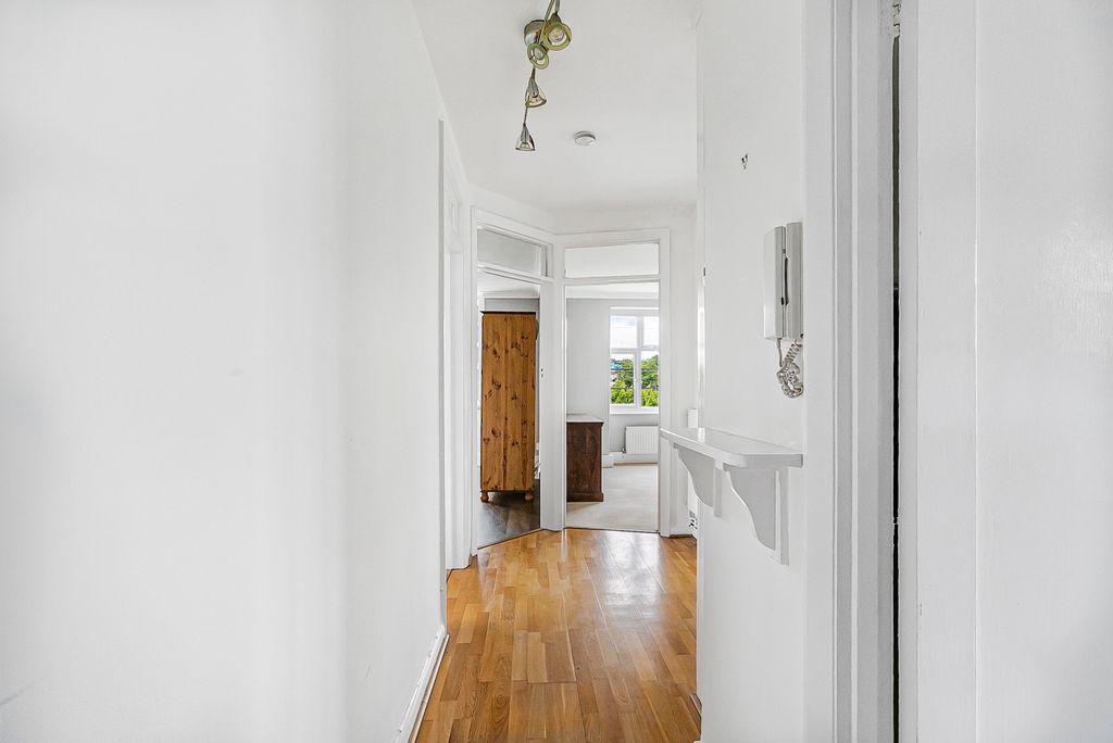 Property photo 2 of 25
