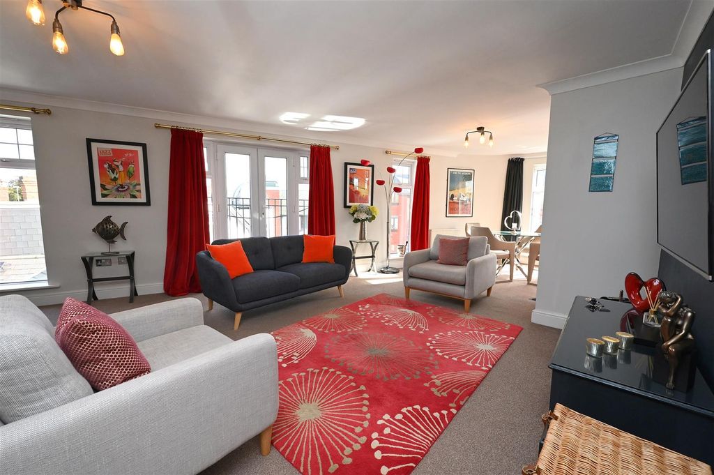 Property photo 2 of 24 Lounge.Jpg