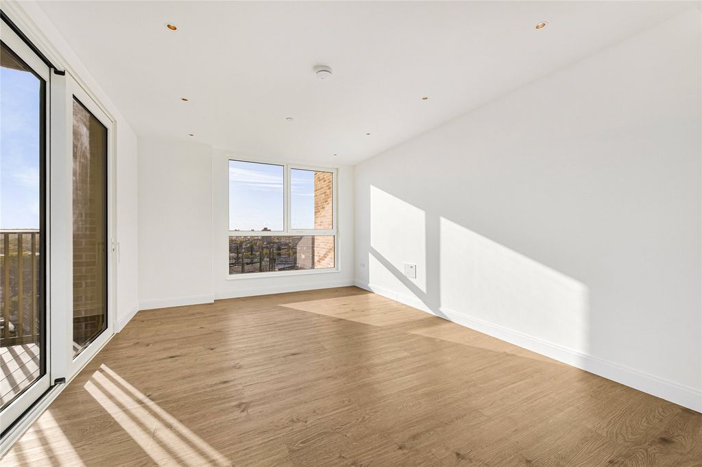 Property photo 3 of 18 Gasholder Place