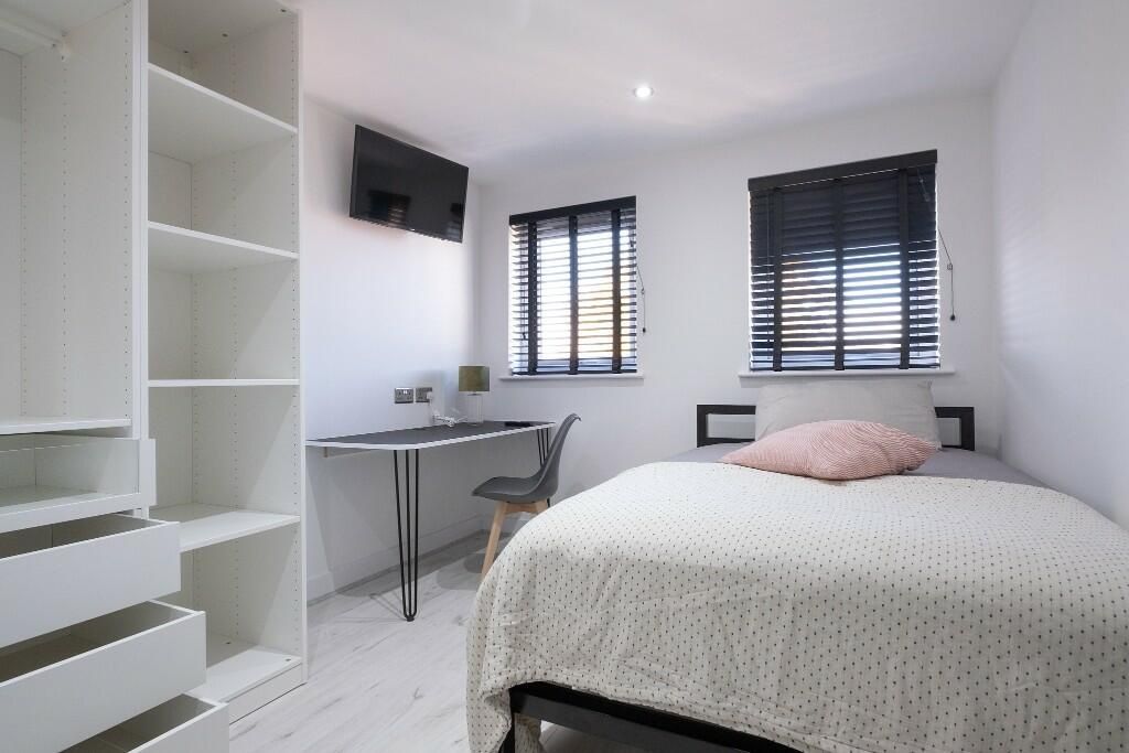 Property photo 3 of 15 Bright, Modern Double Bedroom With White Walls, fi...