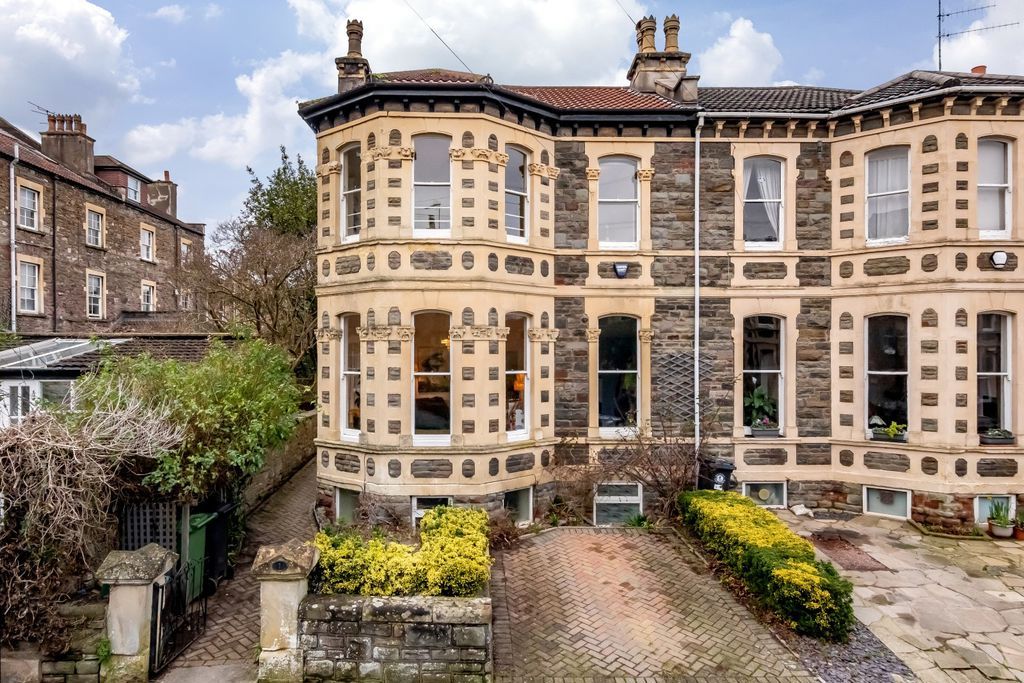 Property photo 1 of 17 External