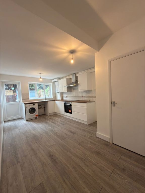 Property photo 1 of 19 2 Bedroom House With Garden In En8