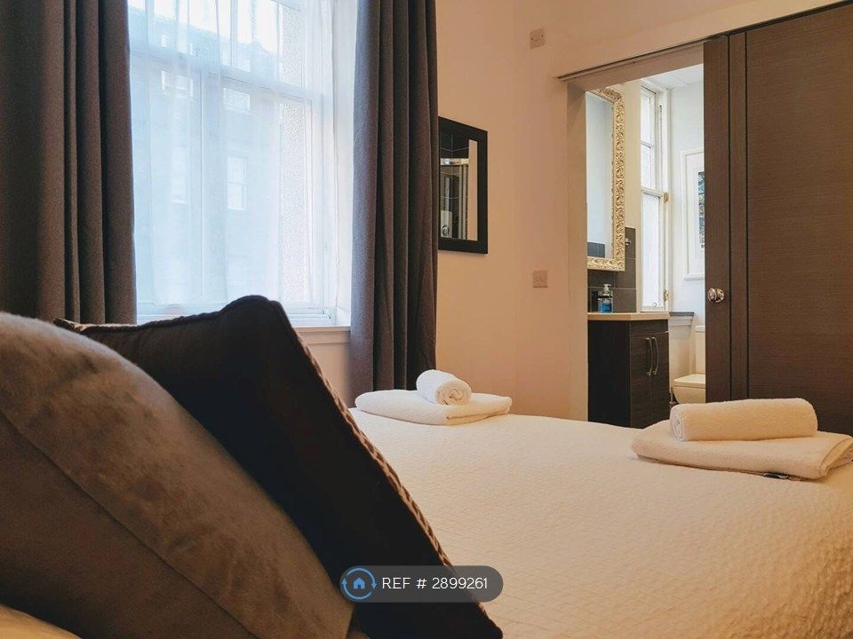 Property photo 1 of 18 En-Suite Bedroom