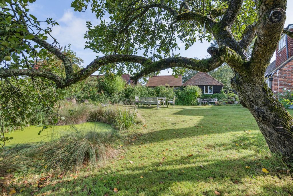 Property photo 2 of 18 Garden