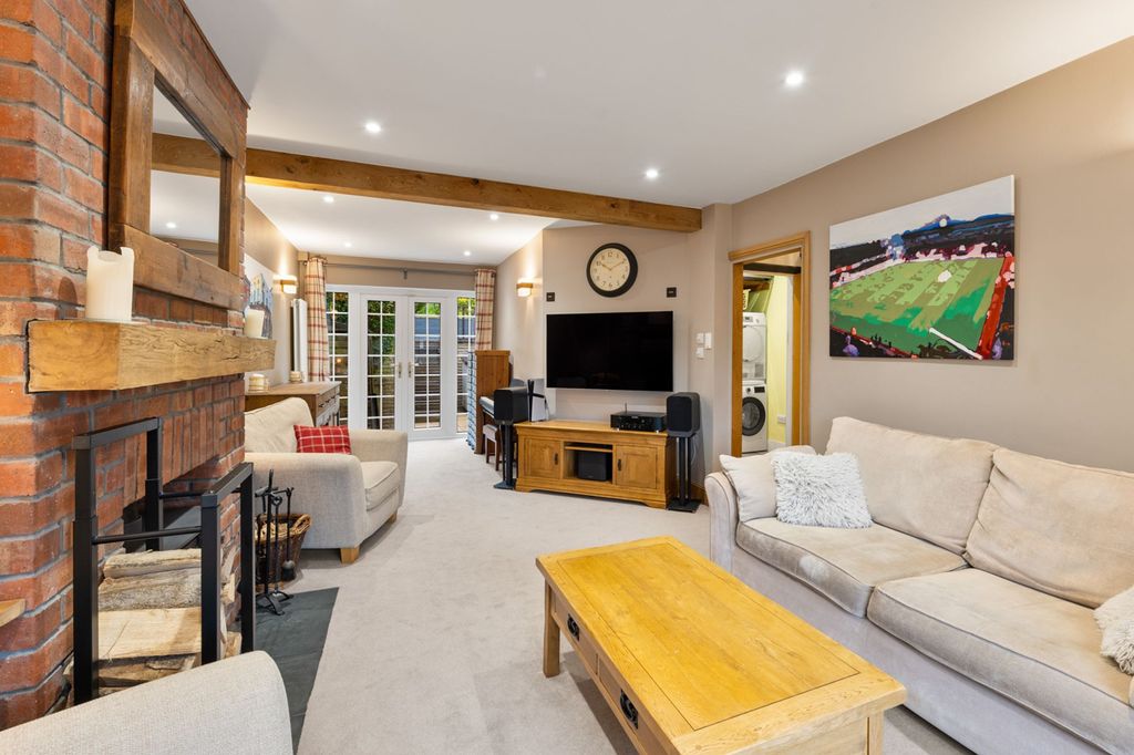 Property photo 3 of 41 Lounge