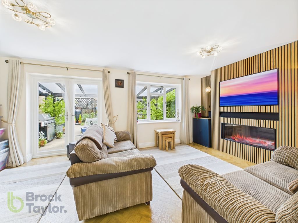 Property photo 2 of 19 Lounge=