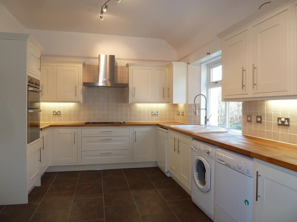 Property photo 3 of 15 Dunsyre − Kitchen