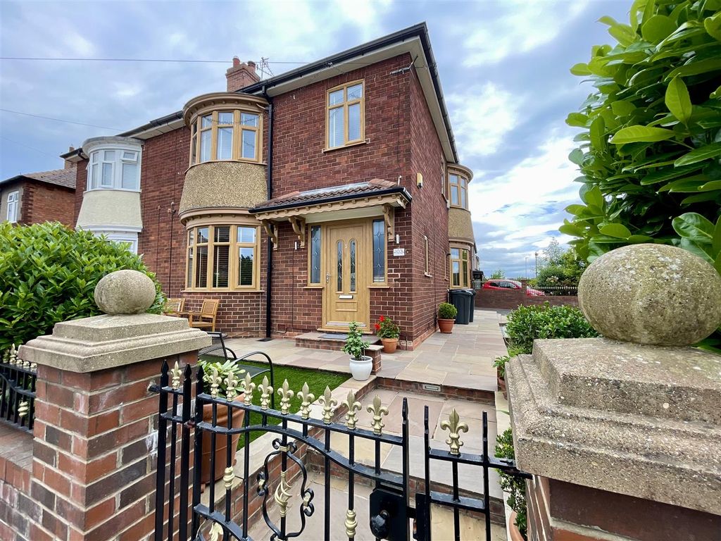 Property photo 1 of 21 Externally