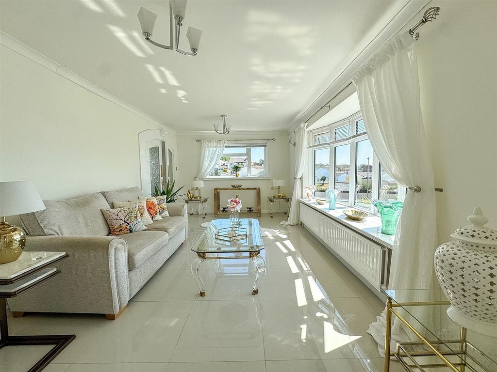 Property photo 1 of 29 Lounge