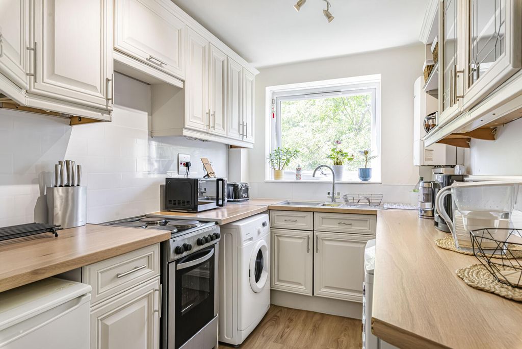 Property photo 3 of 11 Kitchen