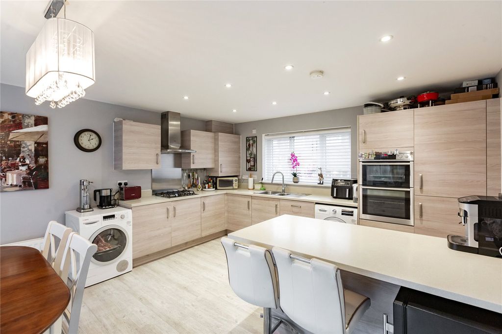 Property photo 3 of 19 Kitchen