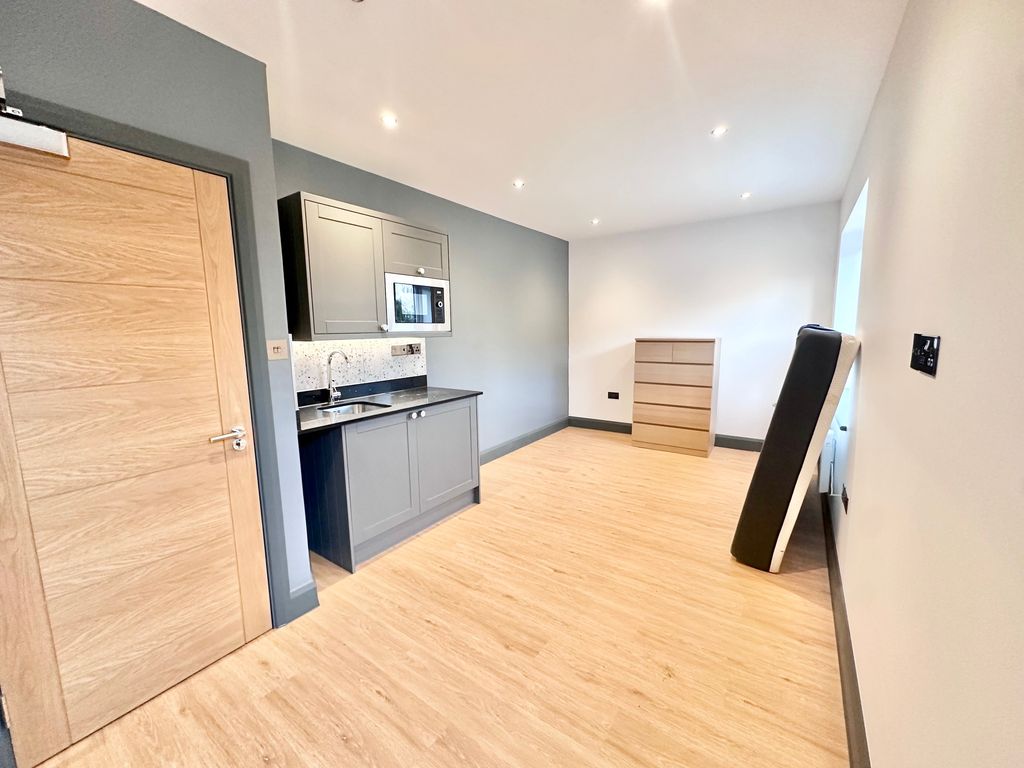 Property photo 1 of 8 Room 8