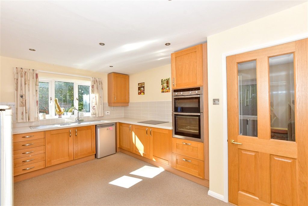 Property photo 3 of 11 Kitchen