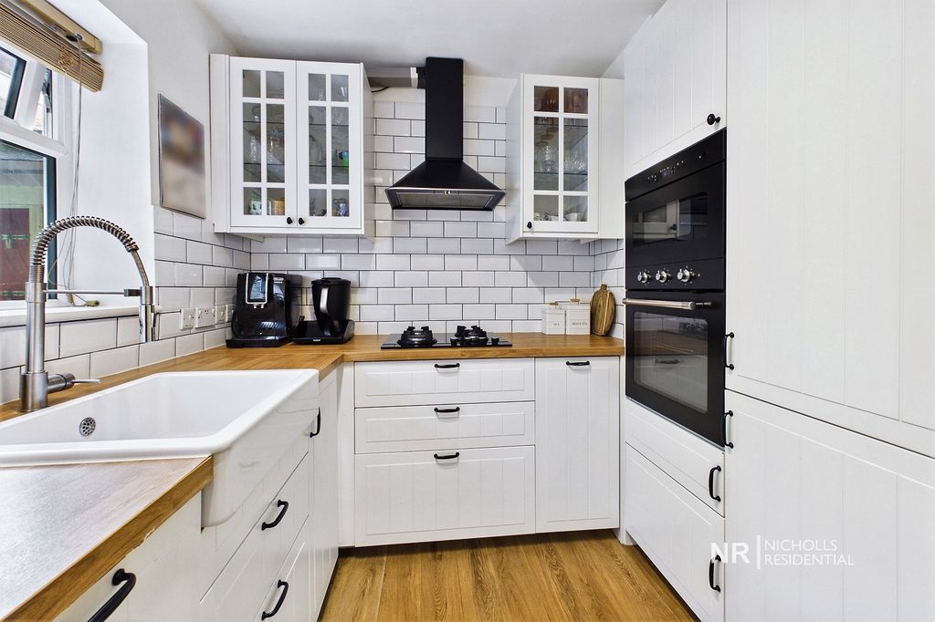 Property photo 2 of 12 Kitchen