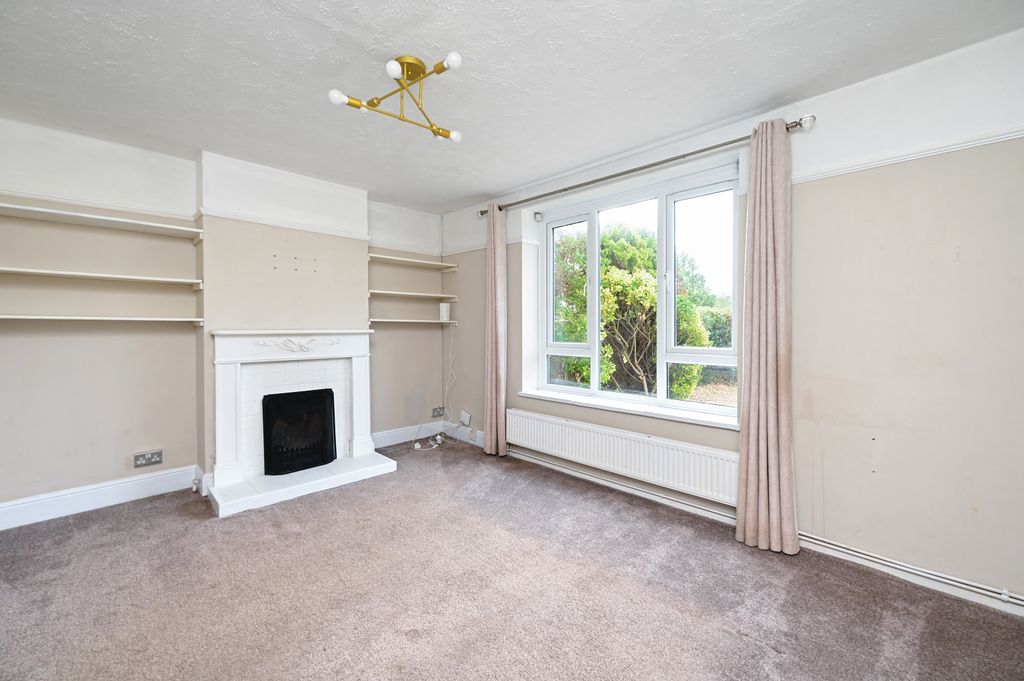 Property photo 2 of 11 58 Prince Charles Crescent (6)