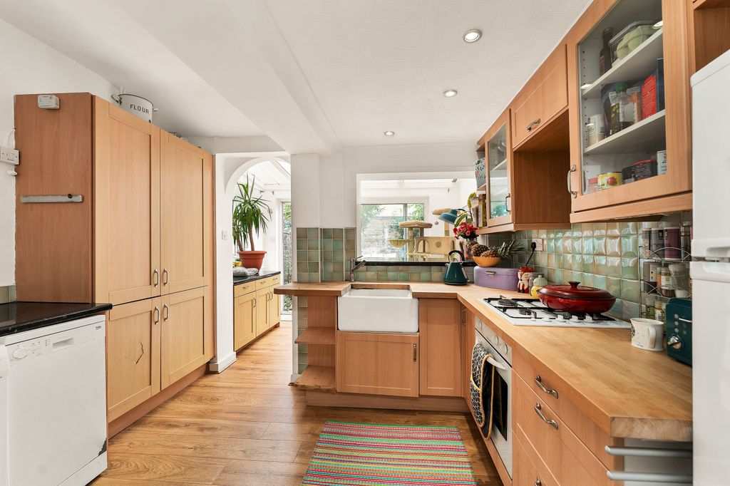 Property photo 3 of 17 Kitchen